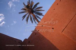 Image du Maroc Professionnelle de  Les remparts de Marrakech sont construits entièrement en pisé selon une technique séculaire par l'Almoravide Ali Ben Youssef au début de XIIème siècle pour se protéger des attaques extérieures. cette muraille s' étend sur dix-neuf kilomètres et atteint par endroit près de huit mètres de hauteur, Mardi 19 Août 1997. ((Photo / Abdeljalil Bounhar) 